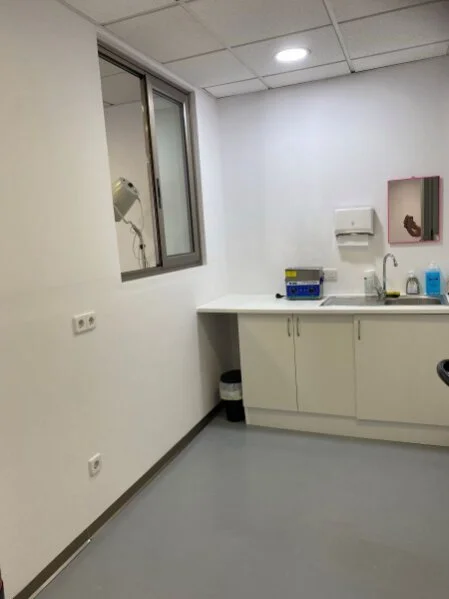 Sterilisationsraum der Inselproktologie Mallorca - derzeit für vorbereitende Tätigkeiten, da mit Einmalinstrumenten gearbeitet wird.